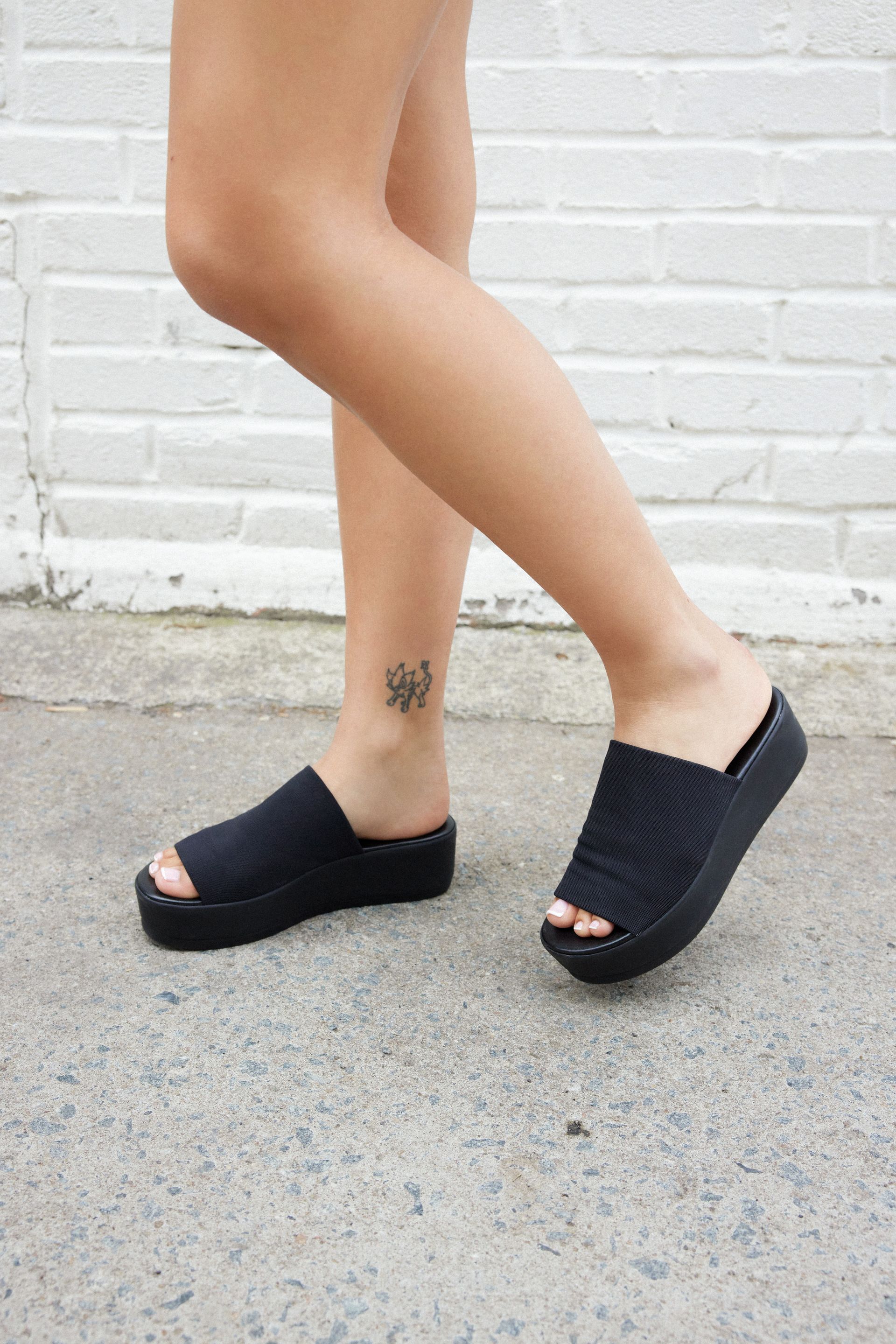 STEVE MADDEN Slinky Sandal Black Garage