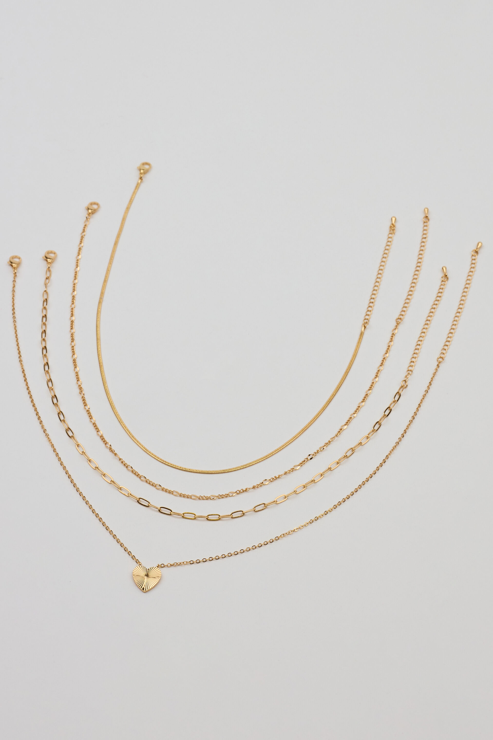 Ensemble de 4 colliers à cœur et chaînes