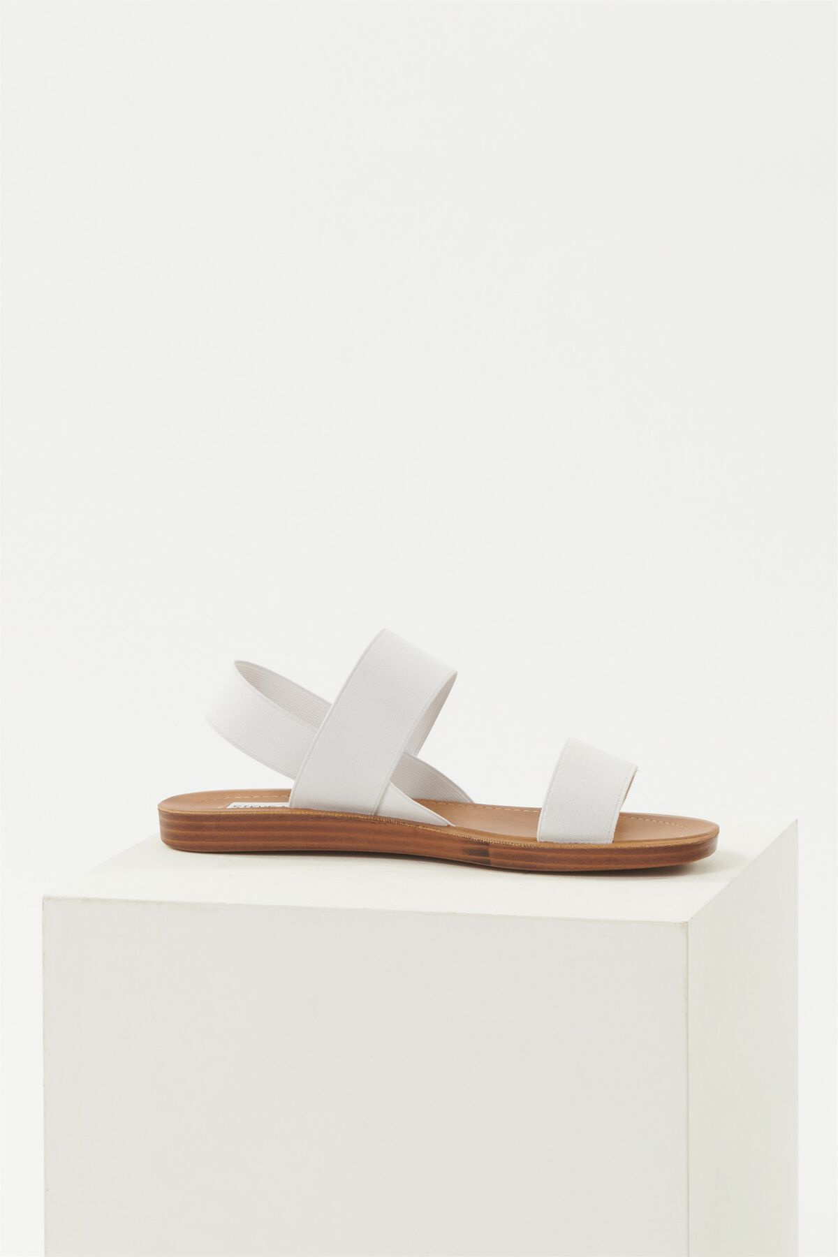 Garage STEVE MADDEN Snappy Sandals. 7 Garage STEVE MADDEN Snappy Sandals. 7