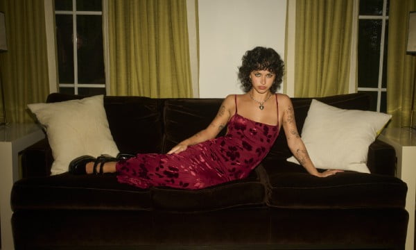 La mannequin porte une robe maxi rouge.