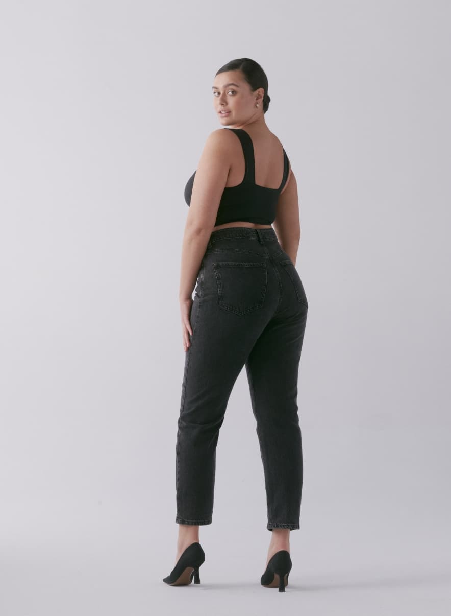 A model wears the Claudia mom jeans.