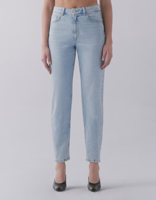 A model wears the Claudia mom jeans.