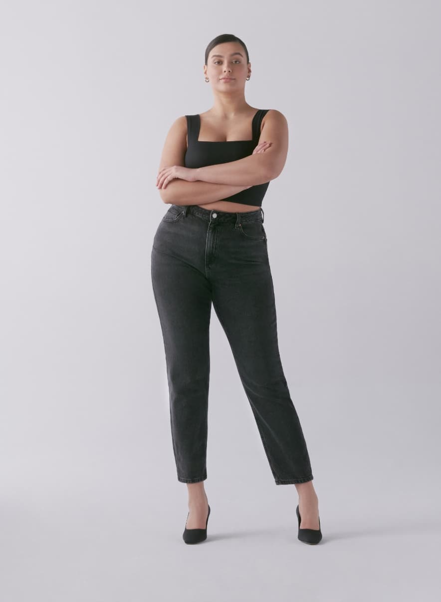 A model wears the Claudia mom jeans.