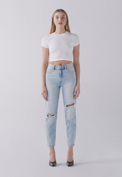 A model wears the Claudia mom jeans.